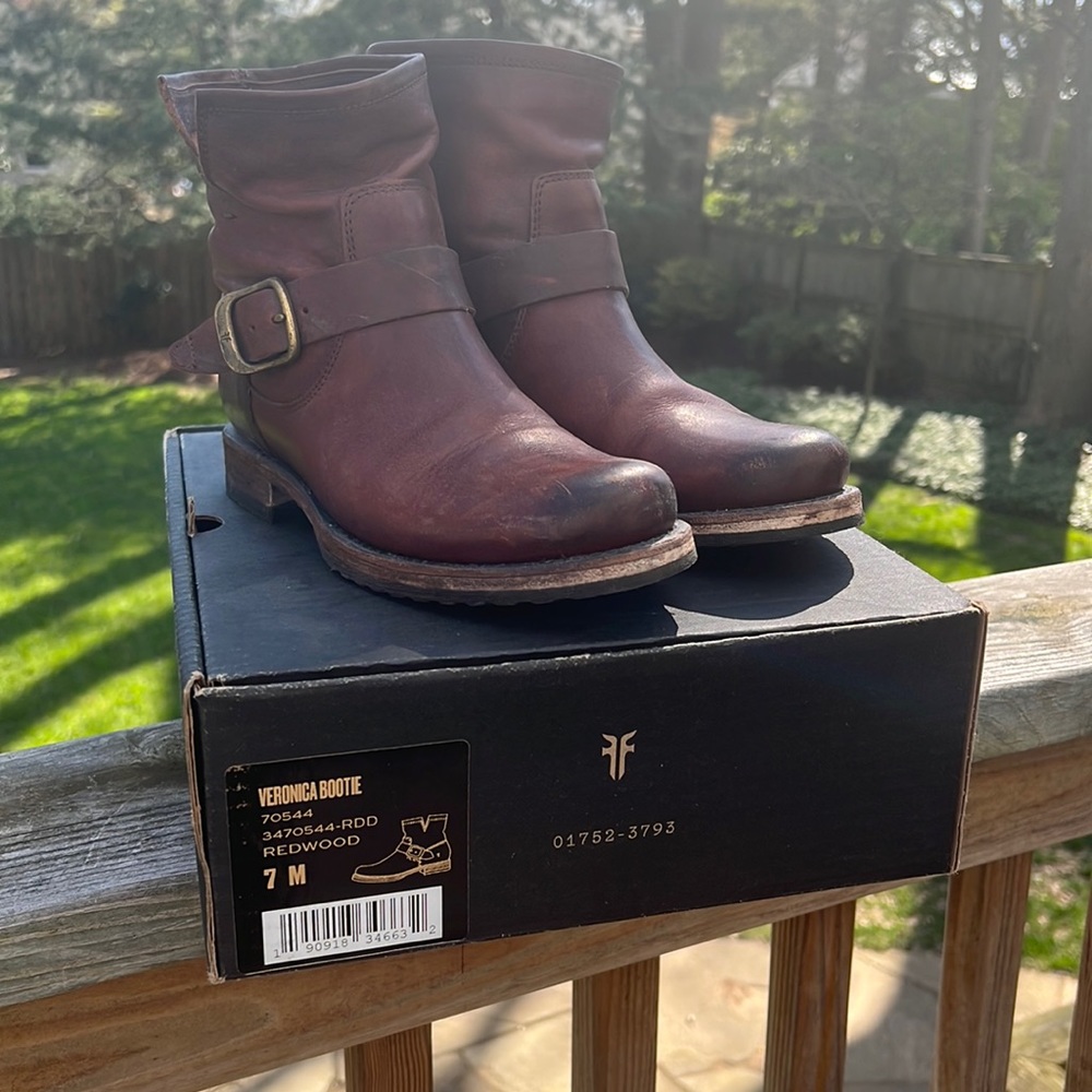 Size 7 Veronica bootie by Frye